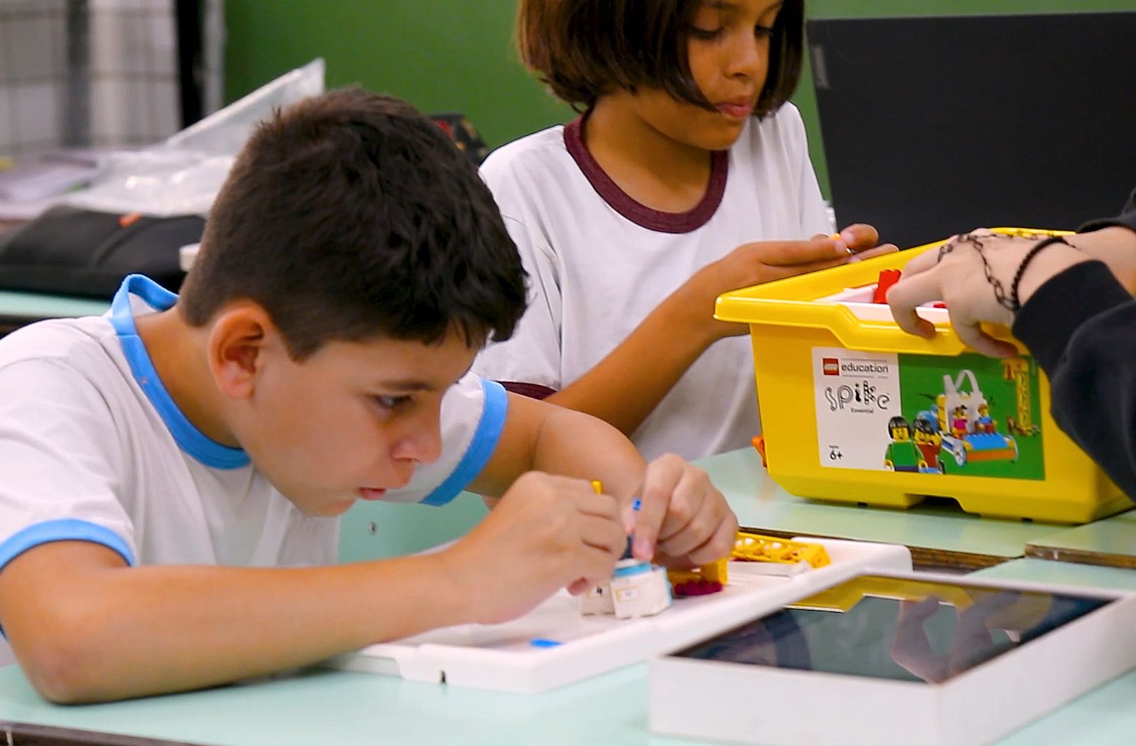 Aluno em aula de robótica educacional